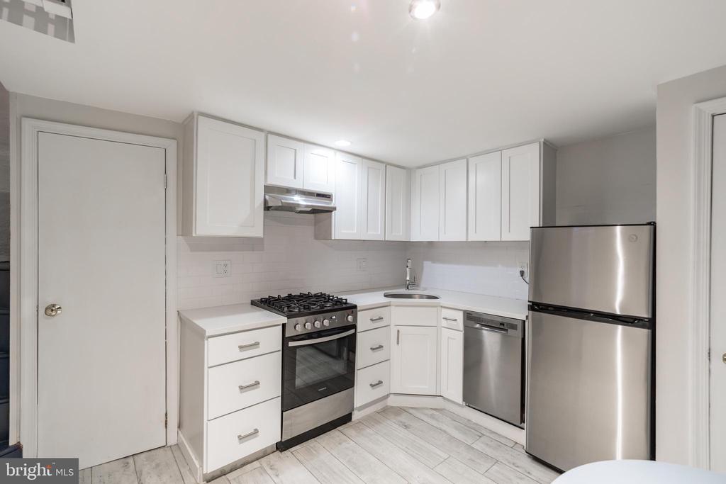 623 S AMERICAN ST #UNIT REAR D