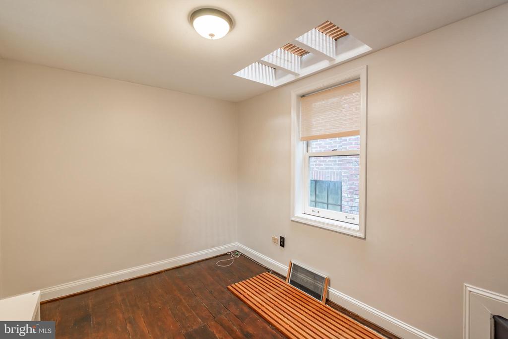 623 S AMERICAN ST #UNIT REAR D