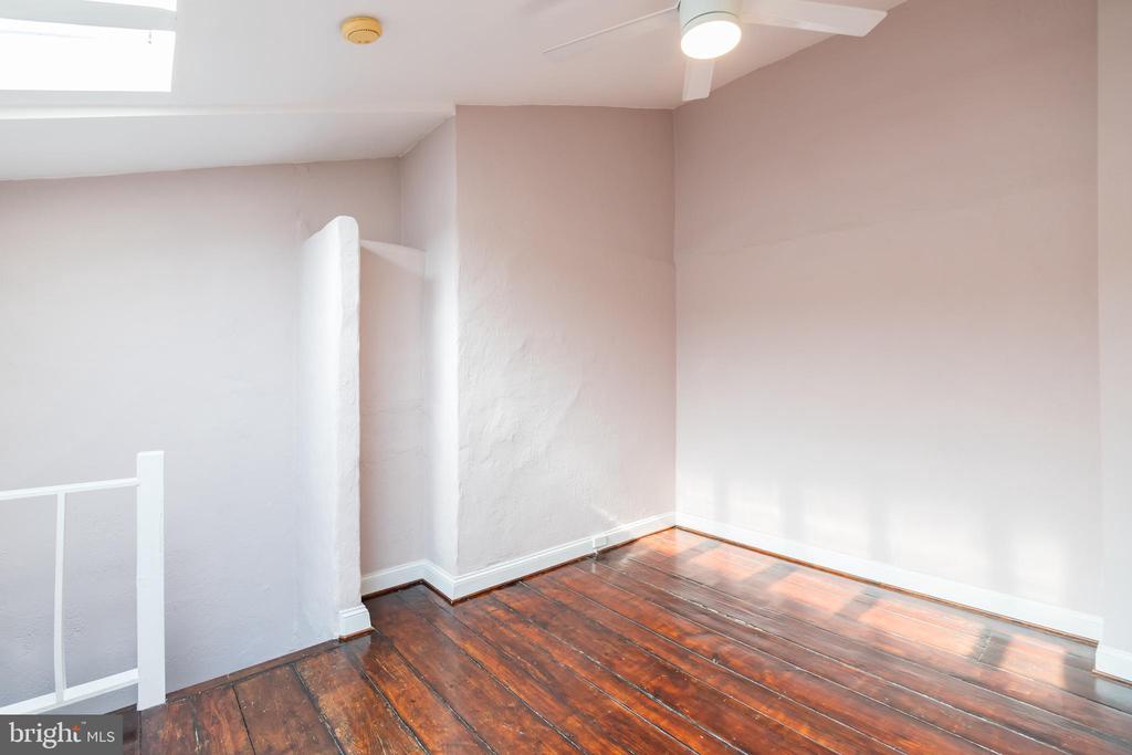 623 S AMERICAN ST #UNIT REAR D