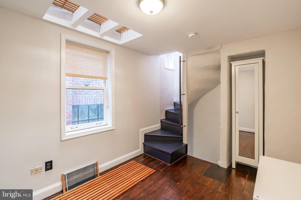 623 S AMERICAN ST #UNIT REAR D