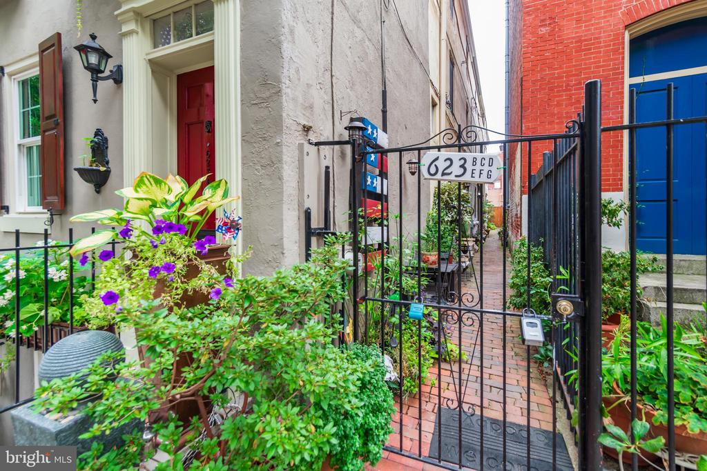 623 S AMERICAN ST #UNIT REAR D