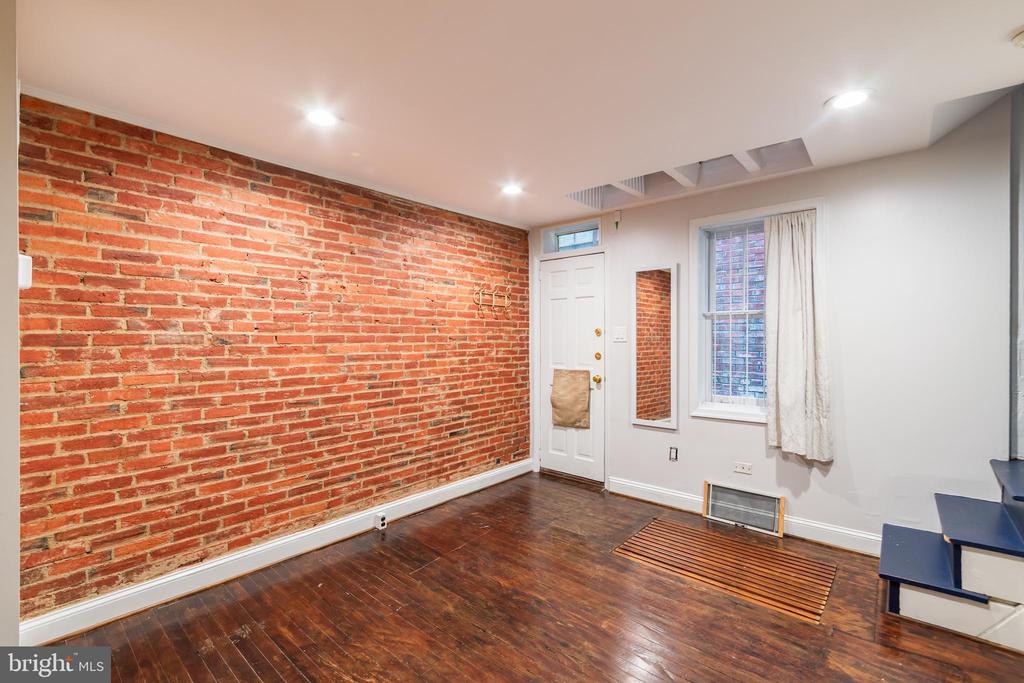 623 S AMERICAN ST #UNIT REAR D