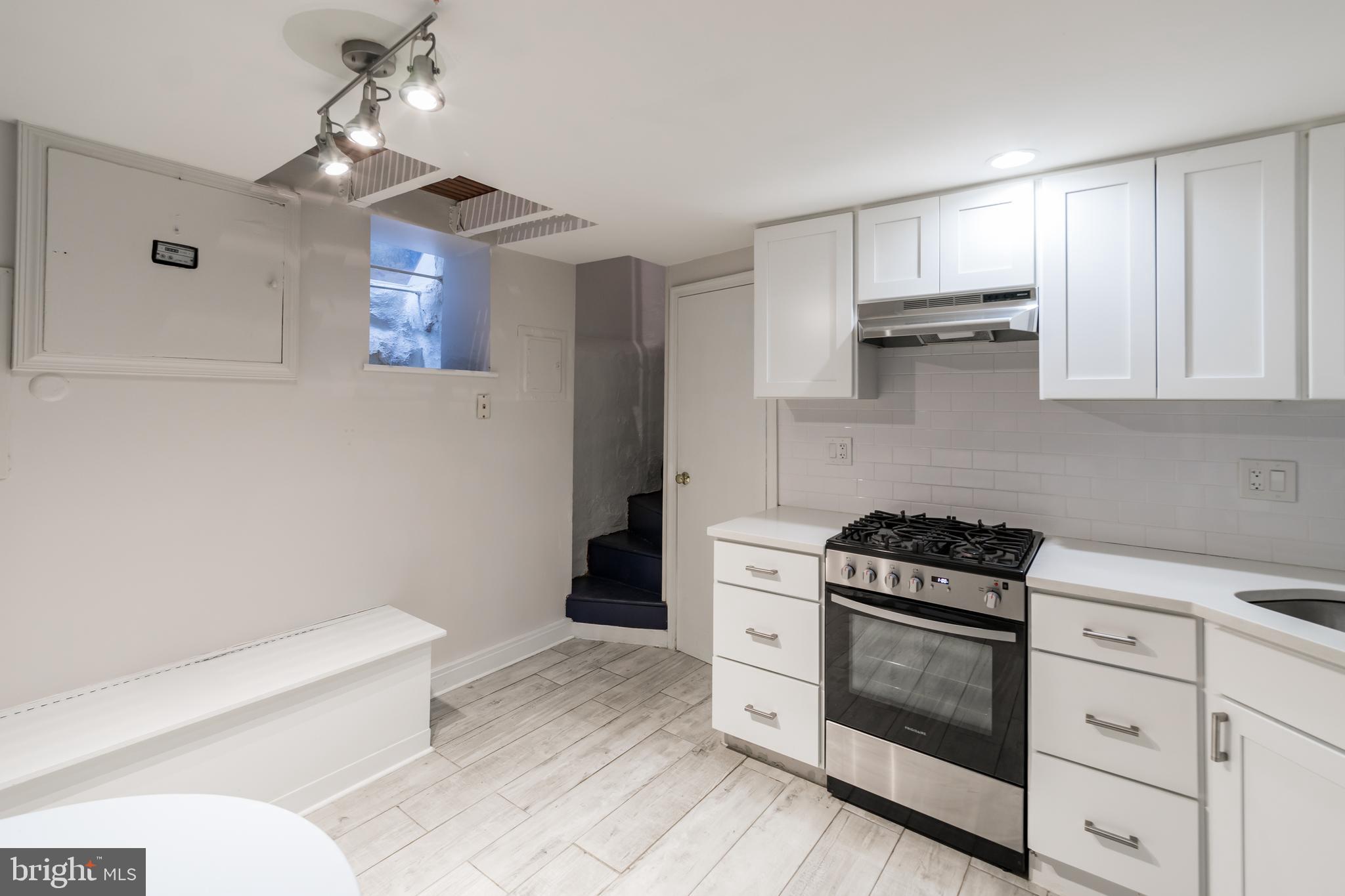 623 S AMERICAN ST #UNIT REAR D