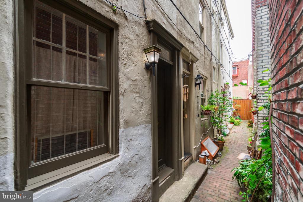 623 S AMERICAN ST #UNIT REAR D