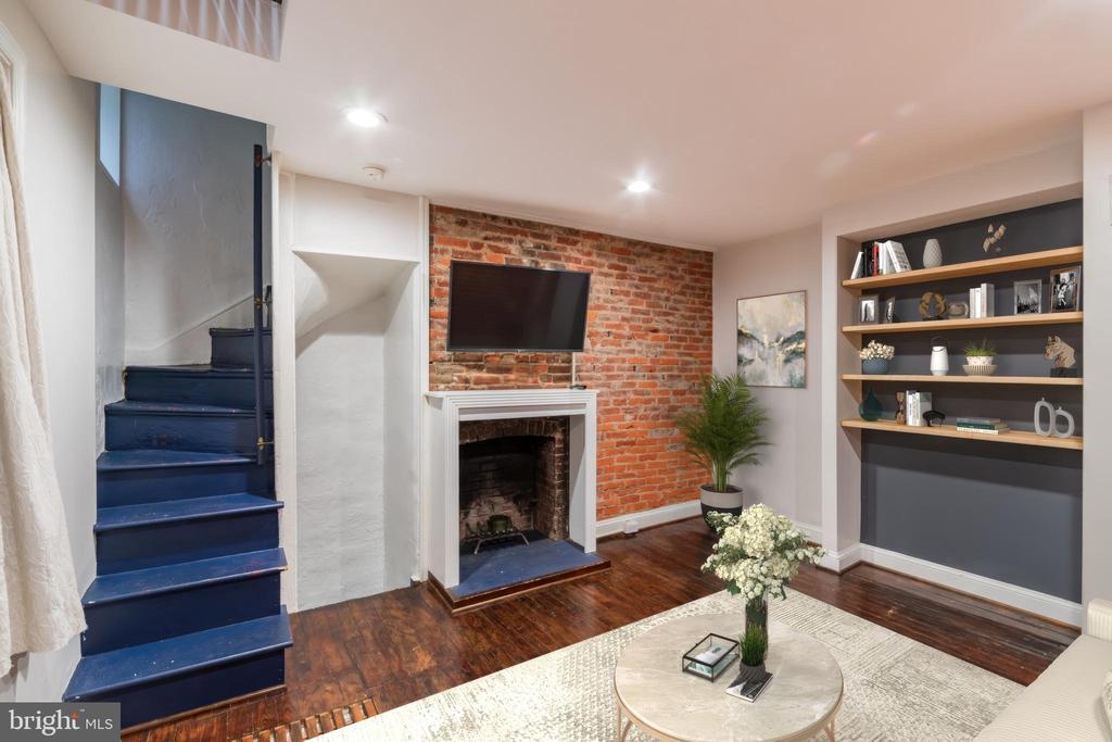 623 S AMERICAN ST #UNIT REAR D