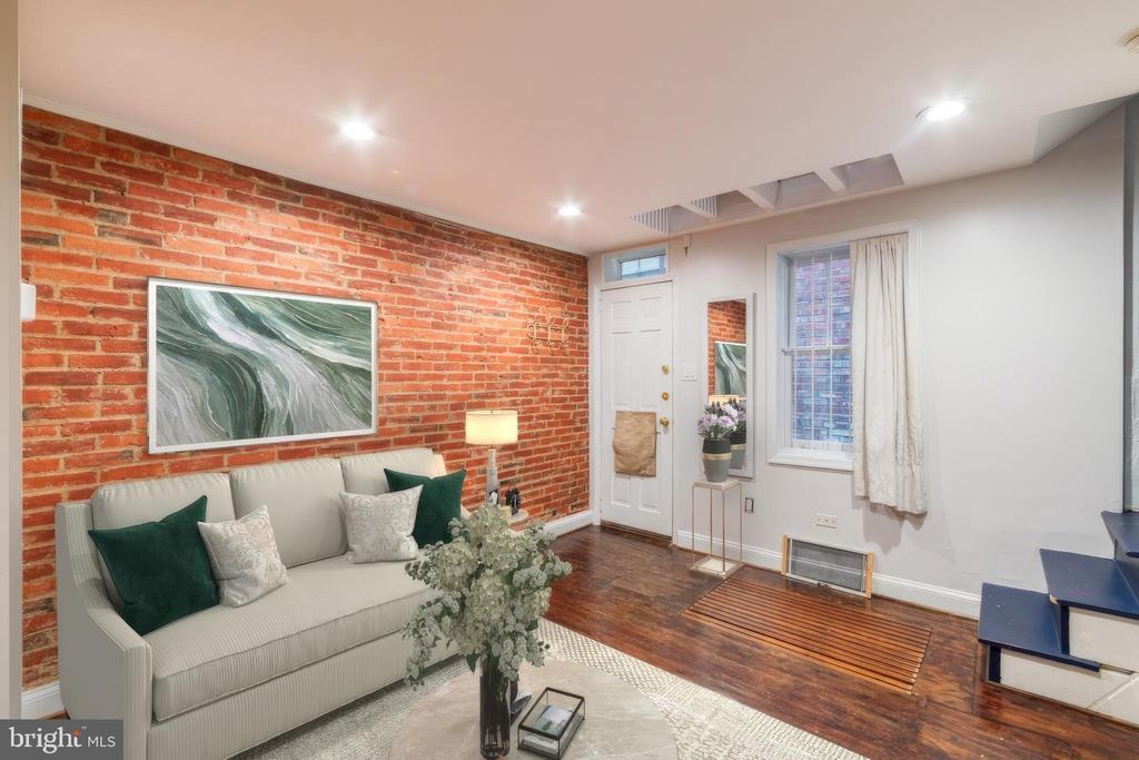 623 S AMERICAN ST #UNIT REAR D