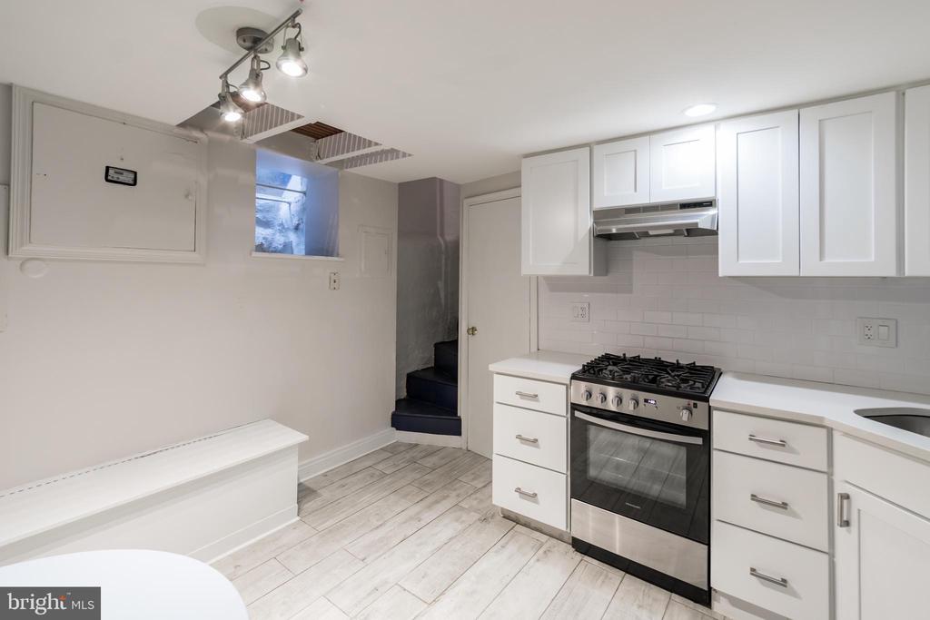 623 S AMERICAN ST #UNIT REAR D
