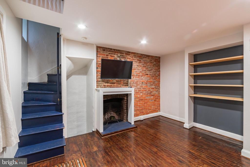 623 S AMERICAN ST #UNIT REAR D