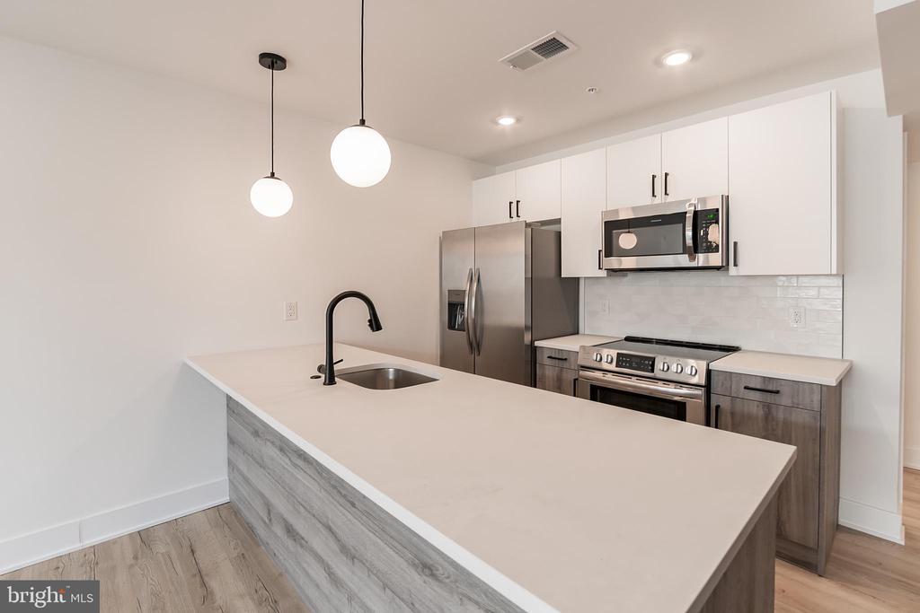 629 W GIRARD AVE #UNIT 304