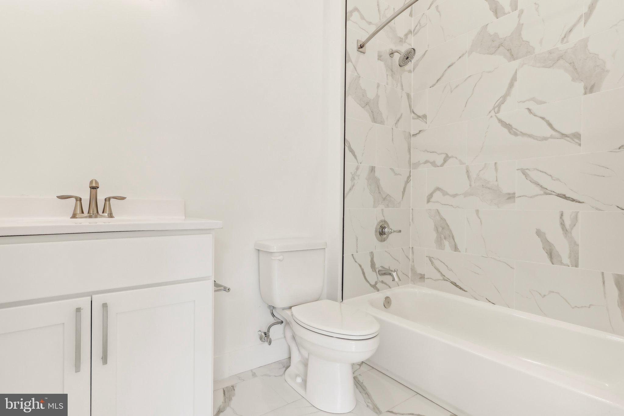 3952-54 LANCASTER AVE #102