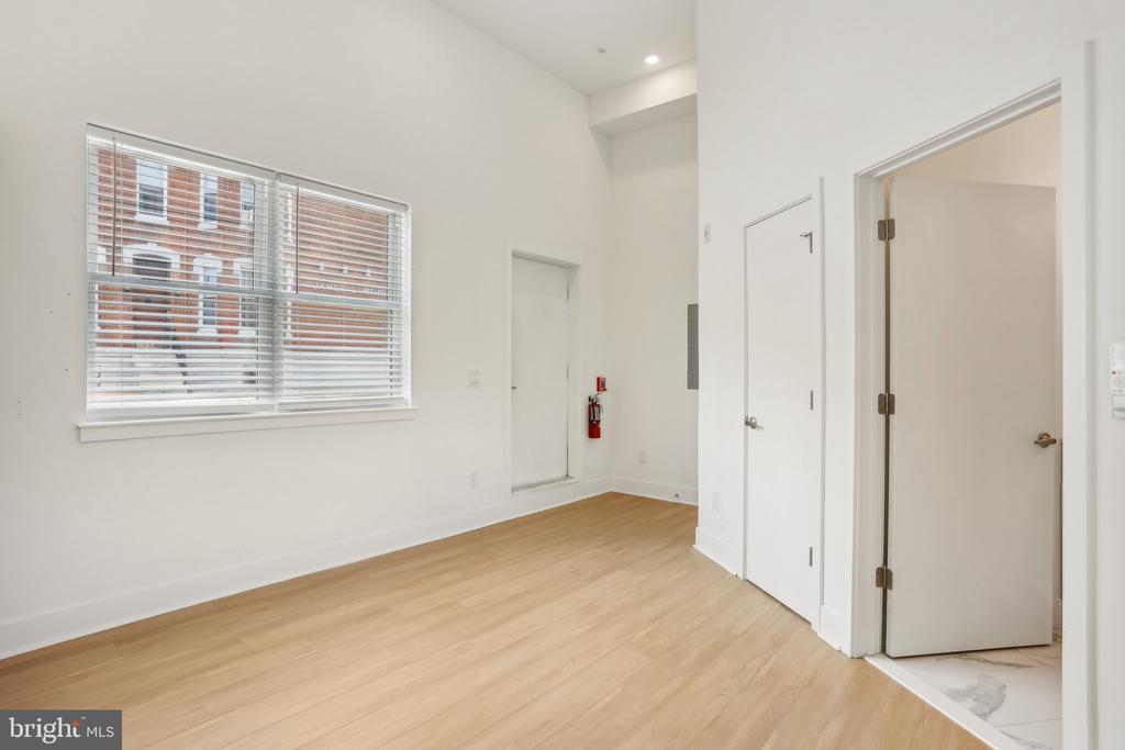 3952-54 LANCASTER AVE #102
