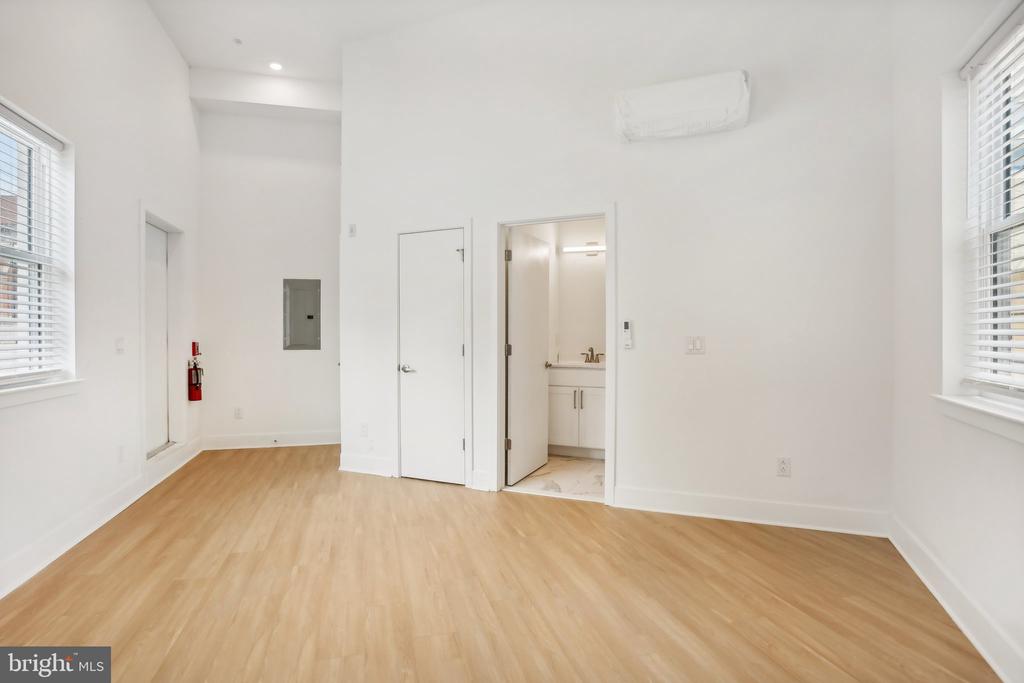 3952-54 LANCASTER AVE #102