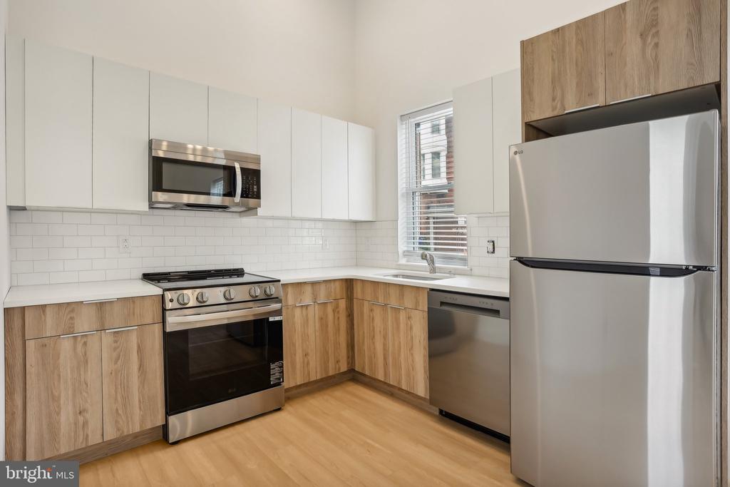3952-54 LANCASTER AVE #102