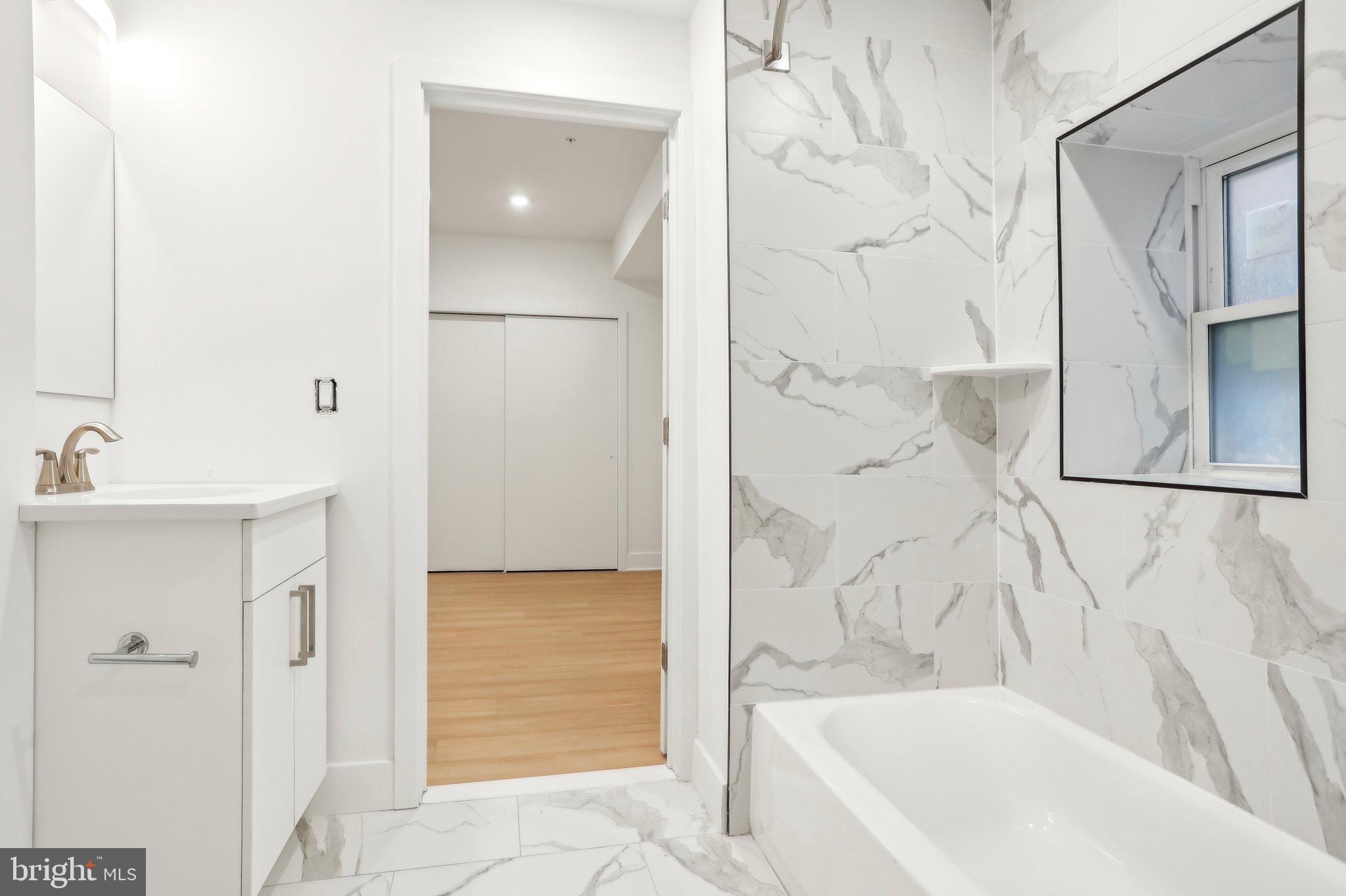 3952-54 LANCASTER AVE #003