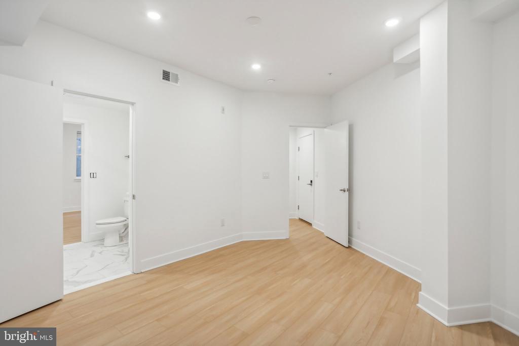 3952-54 LANCASTER AVE #004