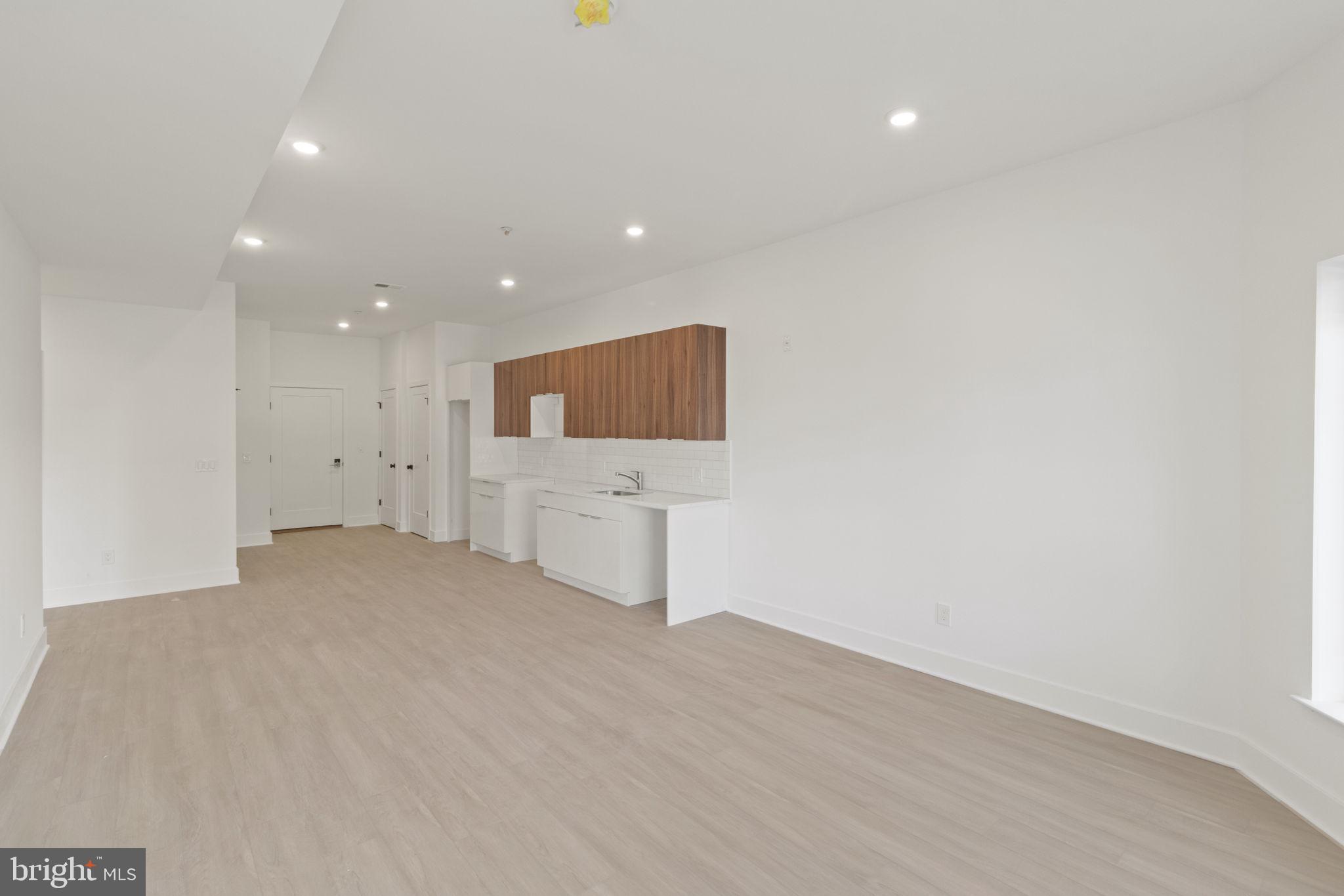 3952-54 LANCASTER AVE #303