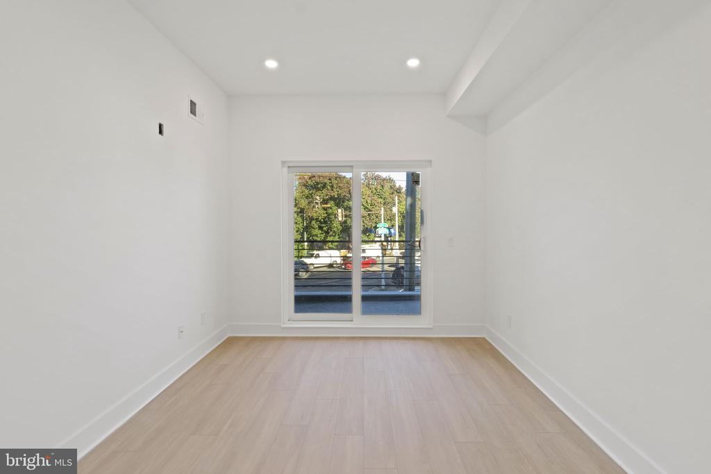 3952-54 LANCASTER AVE #303
