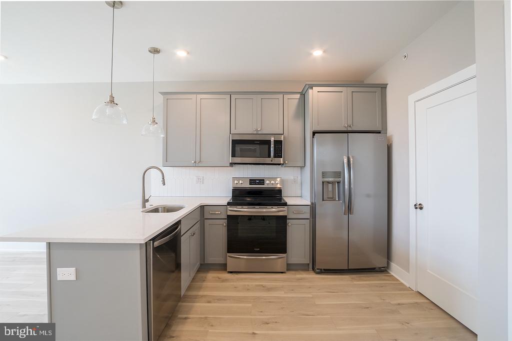 5230 WALNUT ST #UNIT 5R