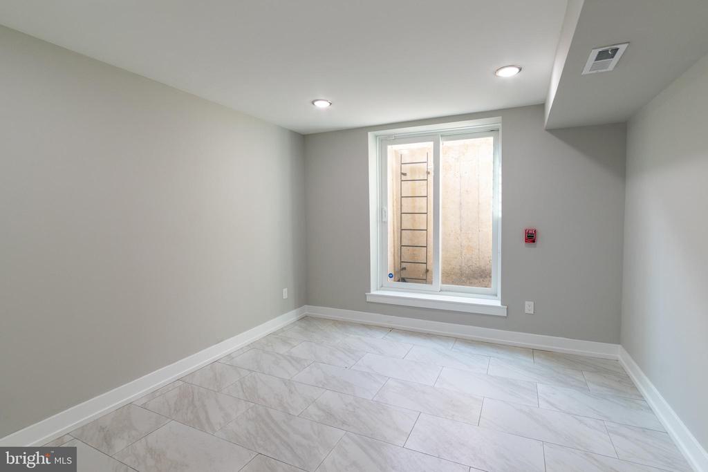 411 W HEWSON ST #UNIT 1