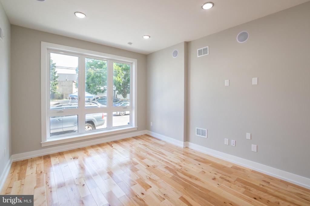 411 W HEWSON ST #UNIT 1