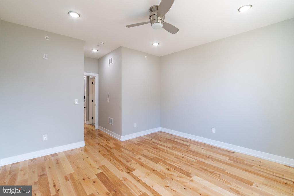 411 W HEWSON ST #UNIT 1