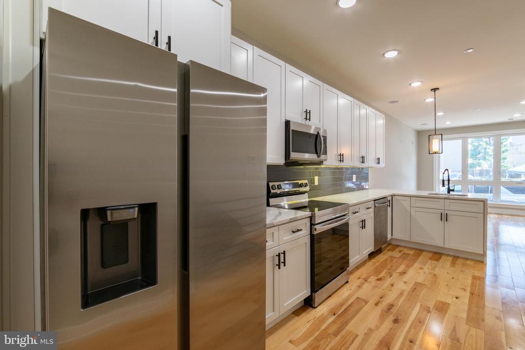 411 W HEWSON ST #UNIT 1