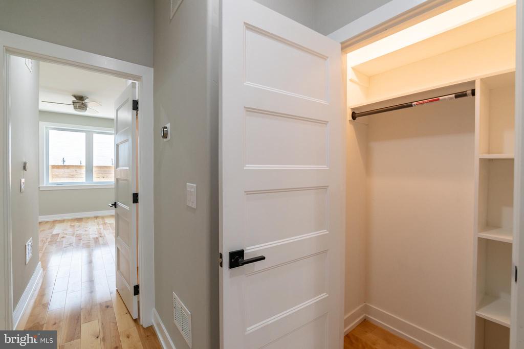 411 W HEWSON ST #UNIT 1