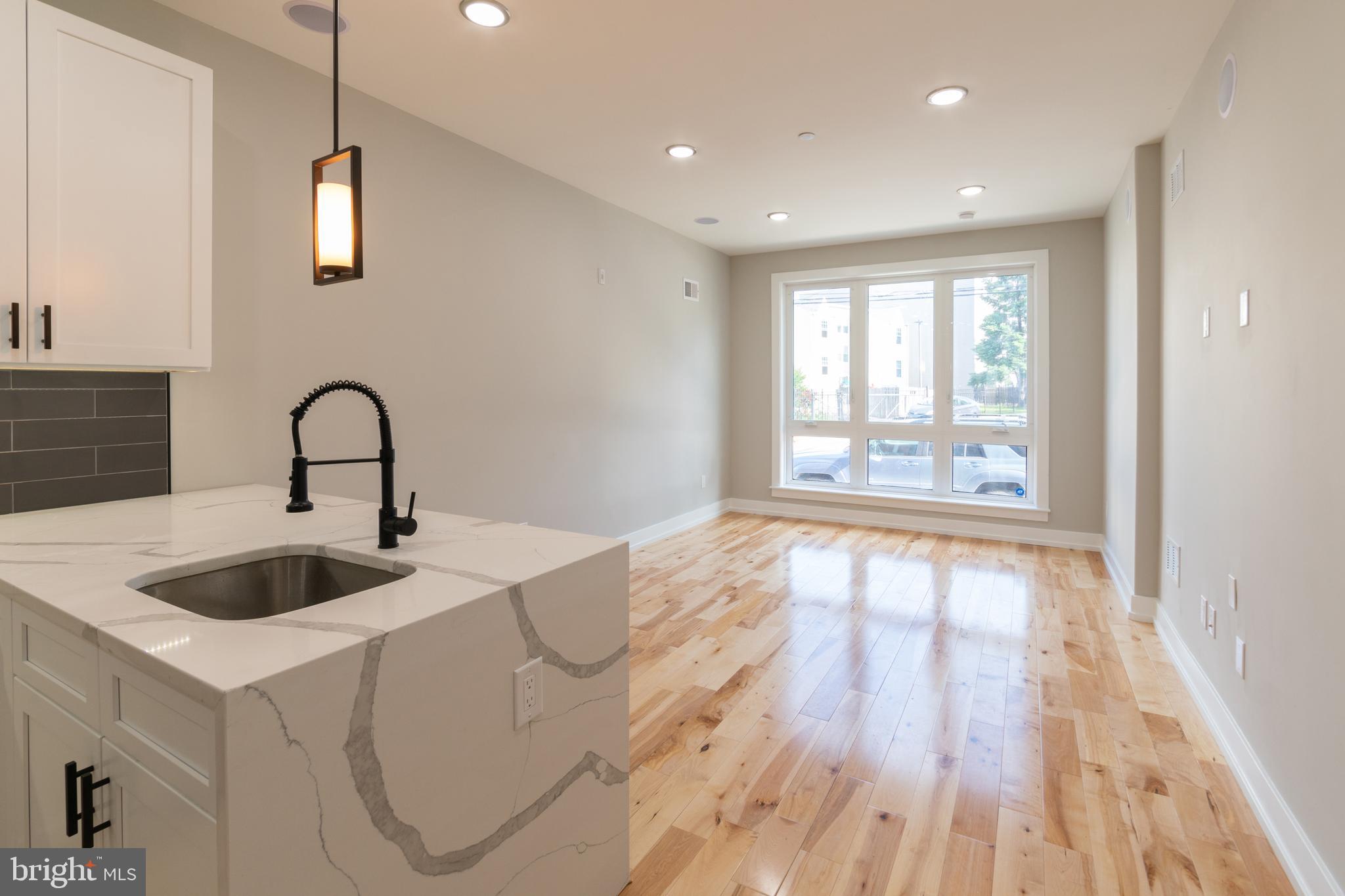 411 W HEWSON ST #UNIT 1