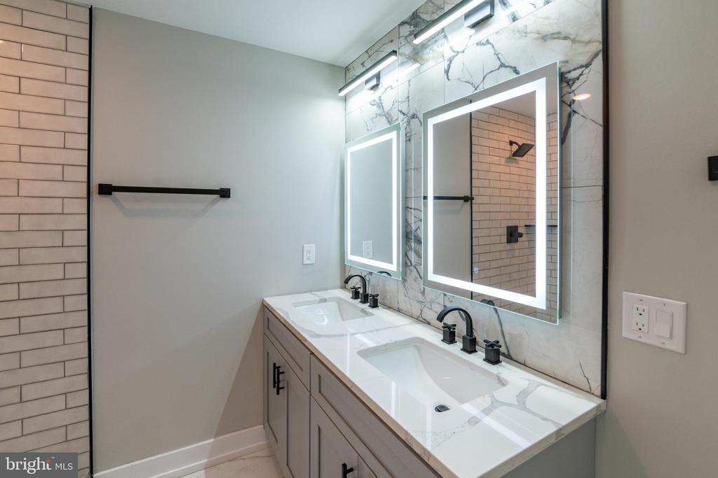 411 W HEWSON ST #UNIT 1