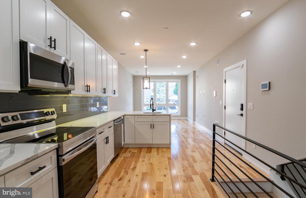 411 W HEWSON ST #UNIT 1