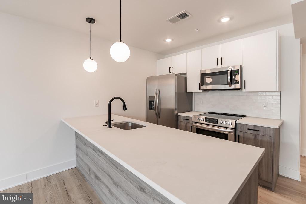 629 W GIRARD AVE #UNIT 204