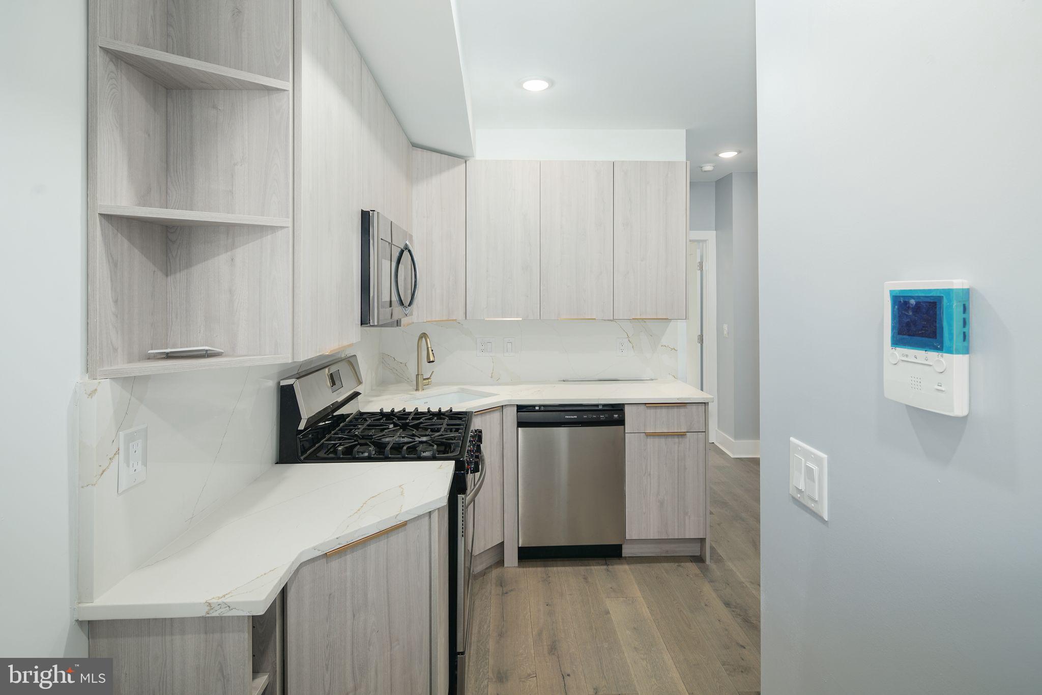 1521 CARPENTER ST #2