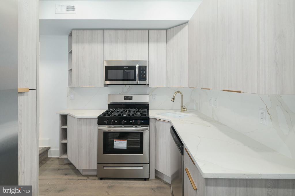 1521 CARPENTER ST #2