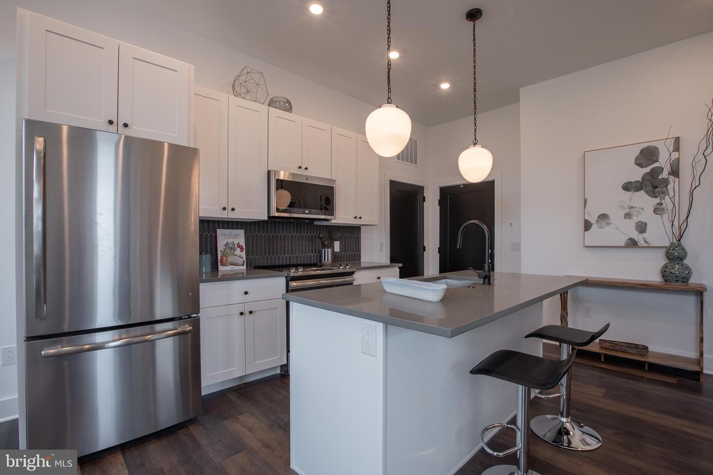 2940 W THOMPSON ST #UNIT 201