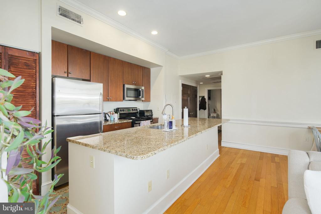 2501 CHRISTIAN ST #204