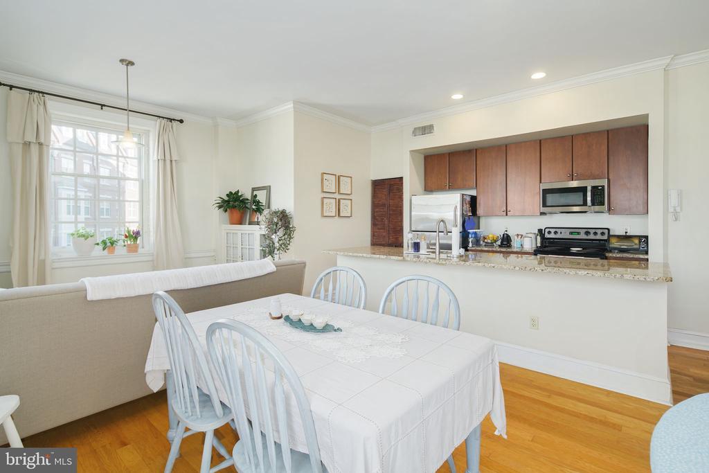 2501 CHRISTIAN ST #204