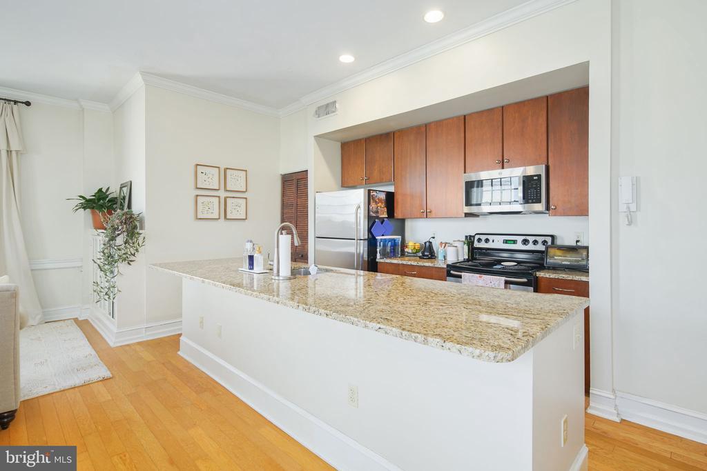 2501 CHRISTIAN ST #204