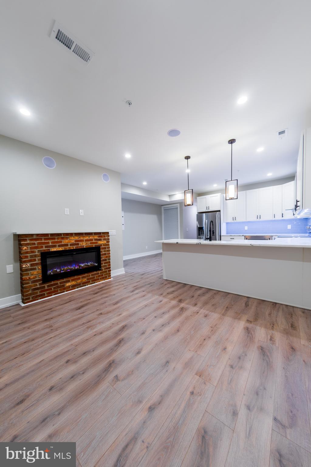 2219 FRANKFORD AVE #B