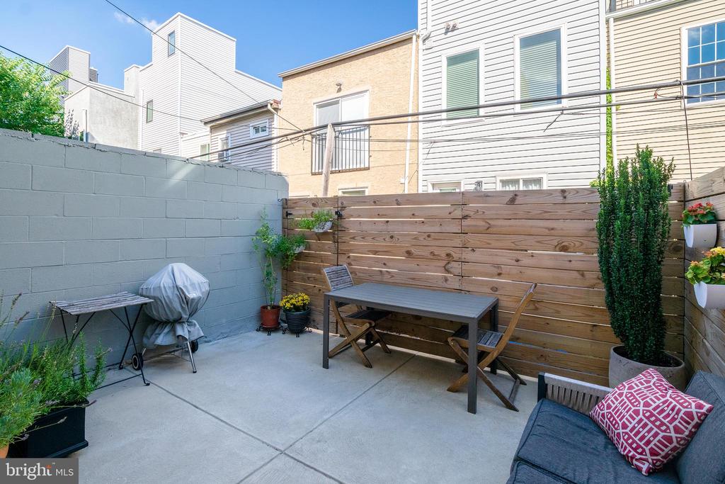 1435 S BOUVIER ST