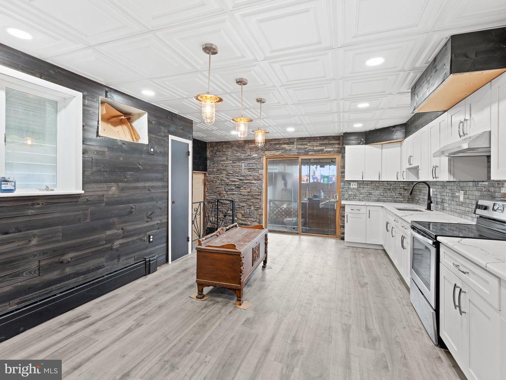 3557 Tulip St