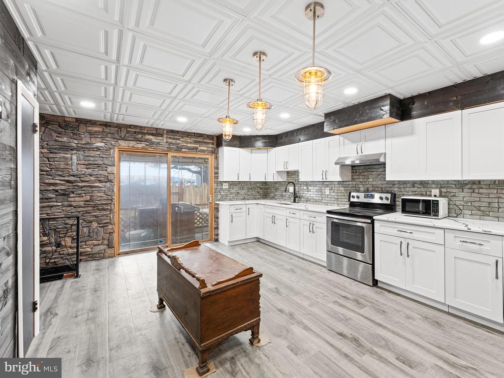 3557 Tulip St