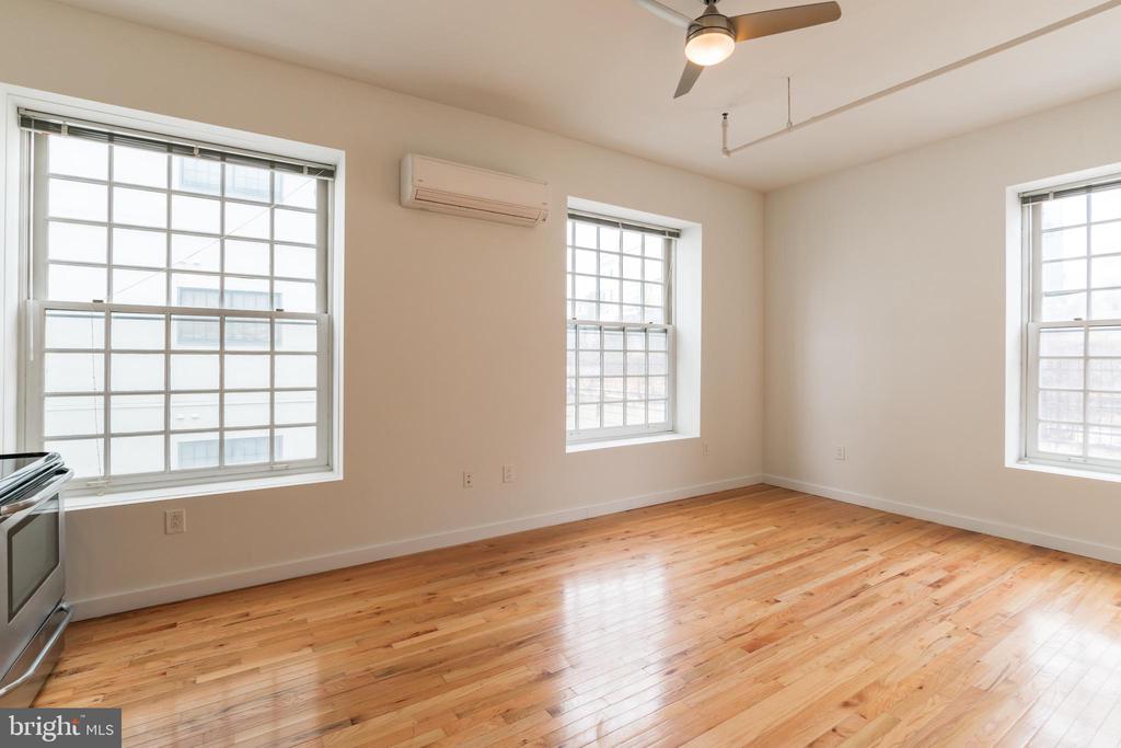 4 LEVERINGTON AVE #UNIT 301