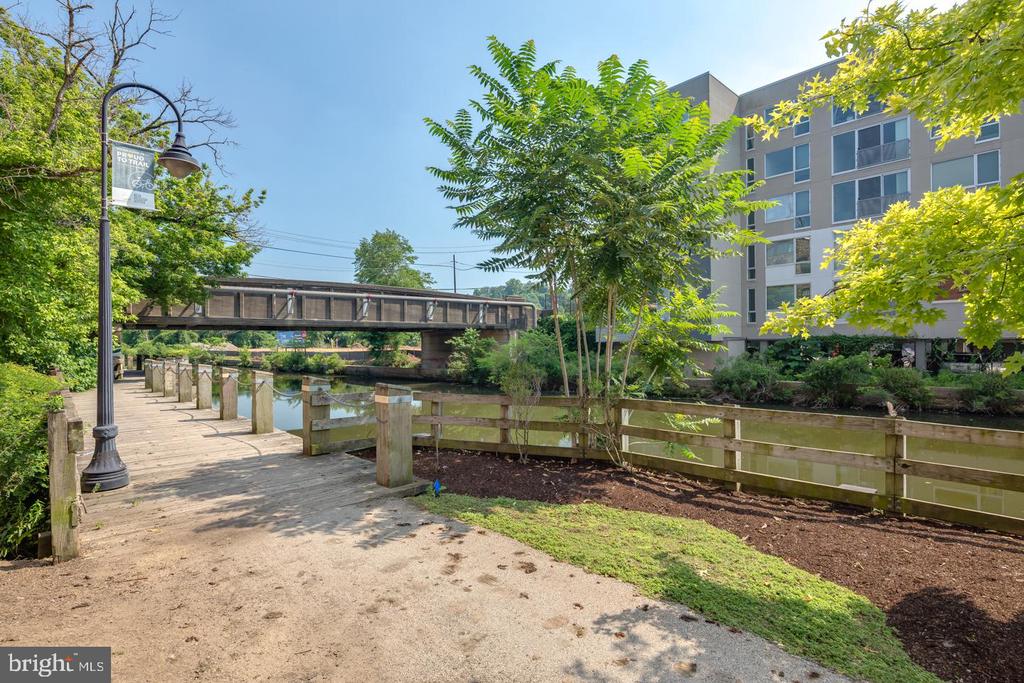 4 LEVERINGTON AVE #UNIT 301