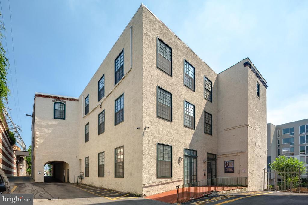4 LEVERINGTON AVE #UNIT 301
