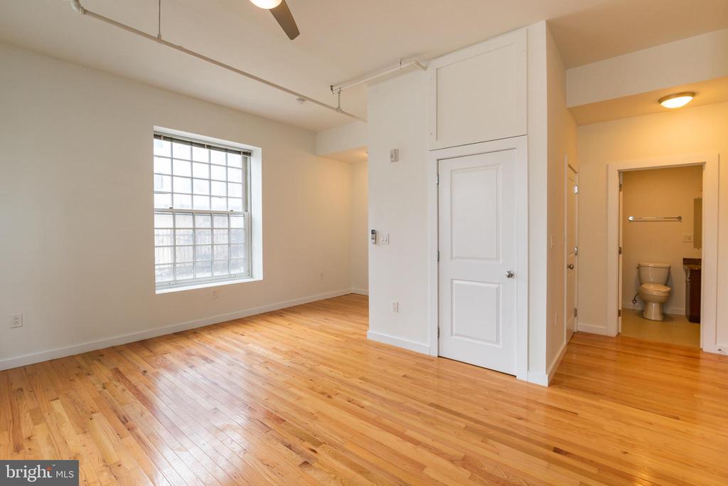 4 LEVERINGTON AVE #UNIT 301