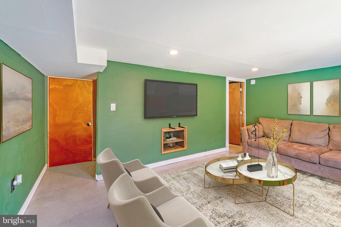 828 HOFFMAN PL
