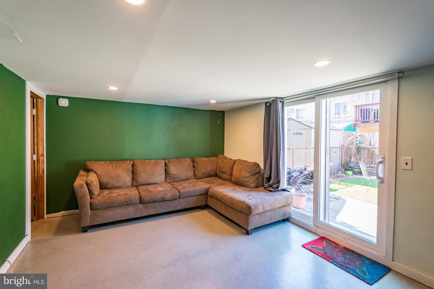 828 HOFFMAN PL