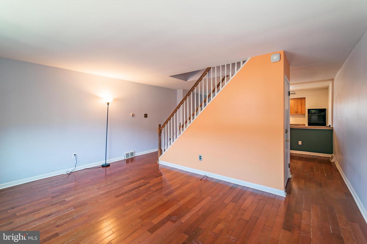 828 HOFFMAN PL