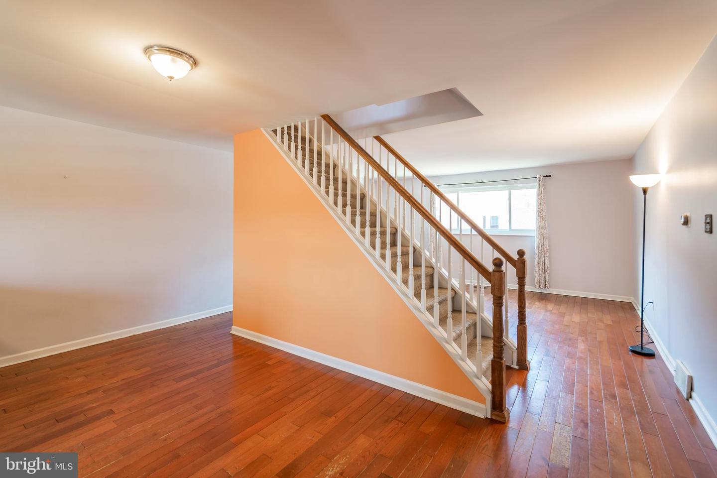 828 HOFFMAN PL