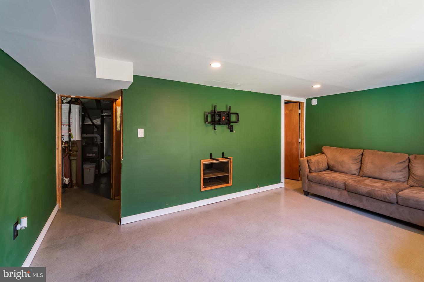 828 HOFFMAN PL